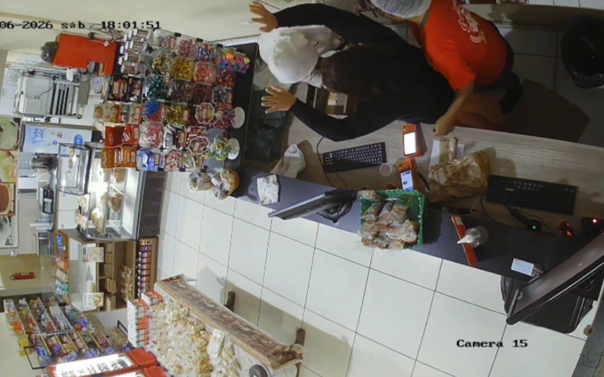Homem assalta padaria, rende cliente e funcionários do caixa no interior de SP