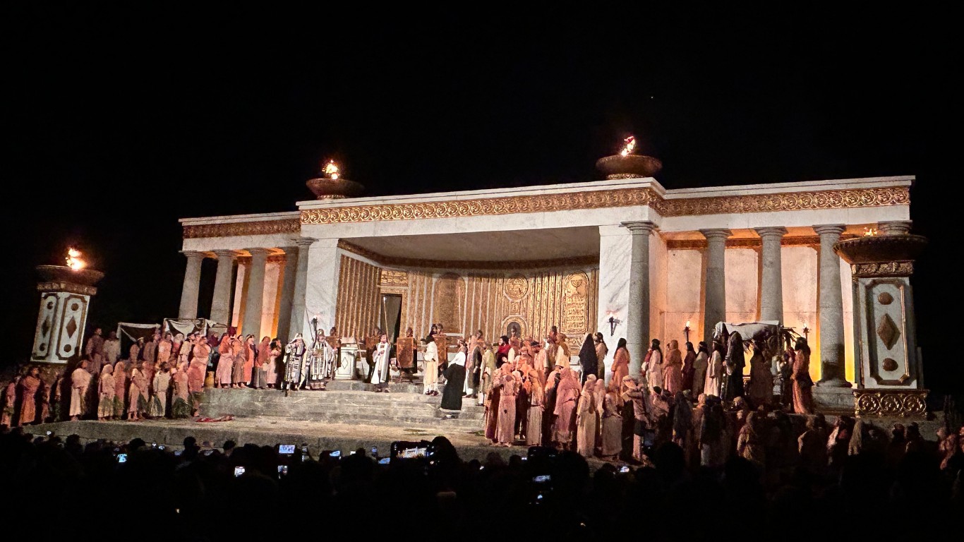 Paixão de Cristo em Nova Jerusalém leva público a caminhar por 9 cenários; veja como é o percurso