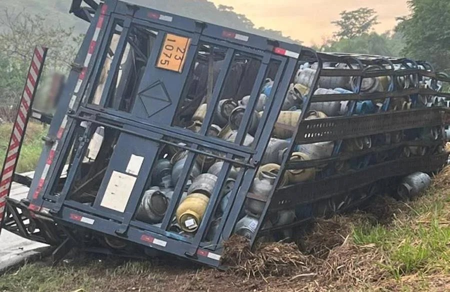 Moradores saqueiam botijões de gás após caminhão tombar e motorista morrer em MG