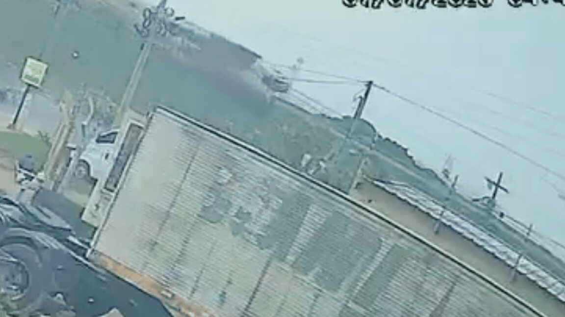 VÍDEO: câmera registra momento em que carretas caem de viaduto em Cuiabá