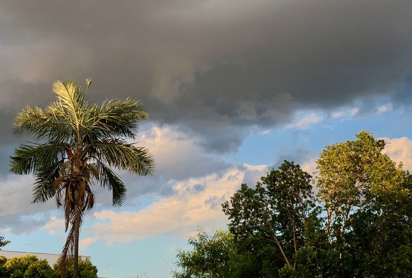 Semana começa com máximas de até 40 °C e termina com frente fria em Uberlândia e região