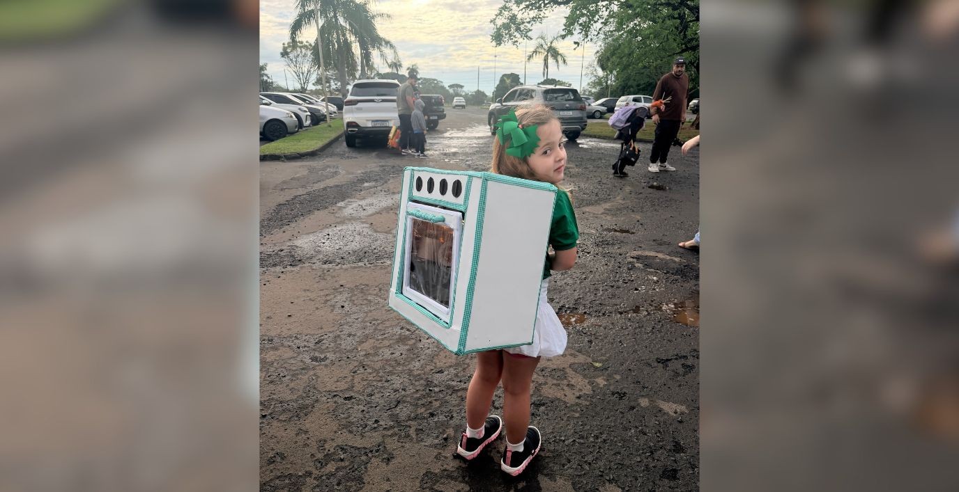 Fotógrafa faz mochila maluca no formato de fogão e com chocotones feitos à mão para filha: 'Repercussão foi gigante'