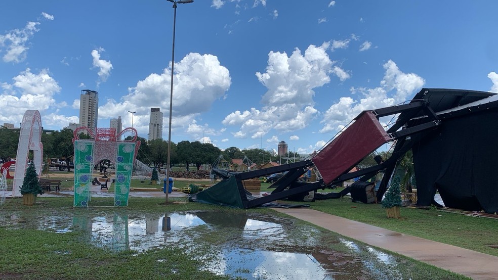 Estrutura natalina foi bastante danificada pela chuva — Foto: Lucas Lobo/TV Anhanguera