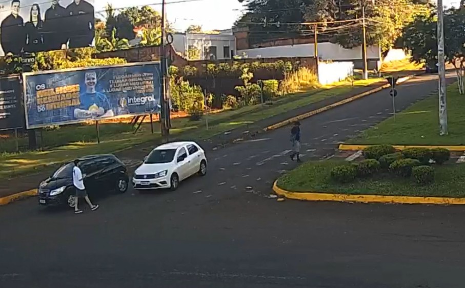 Homem rouba carro, bate em outro veículo, foge a pé e morre após confronto com a polícia no Paraná