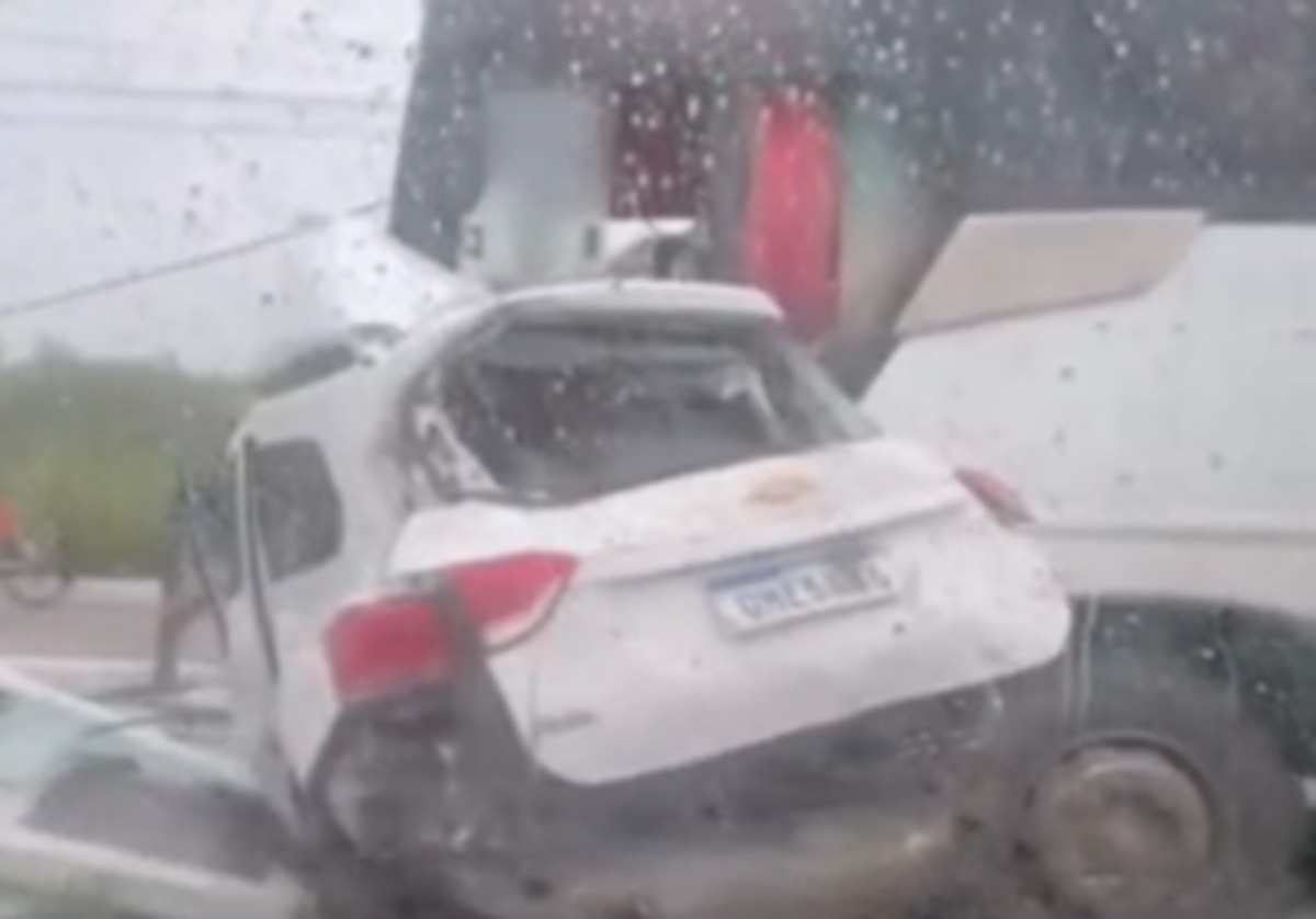 Batida entre carro e ônibus deixa dois mortos em estrada de acesso a Porto de Galinhas