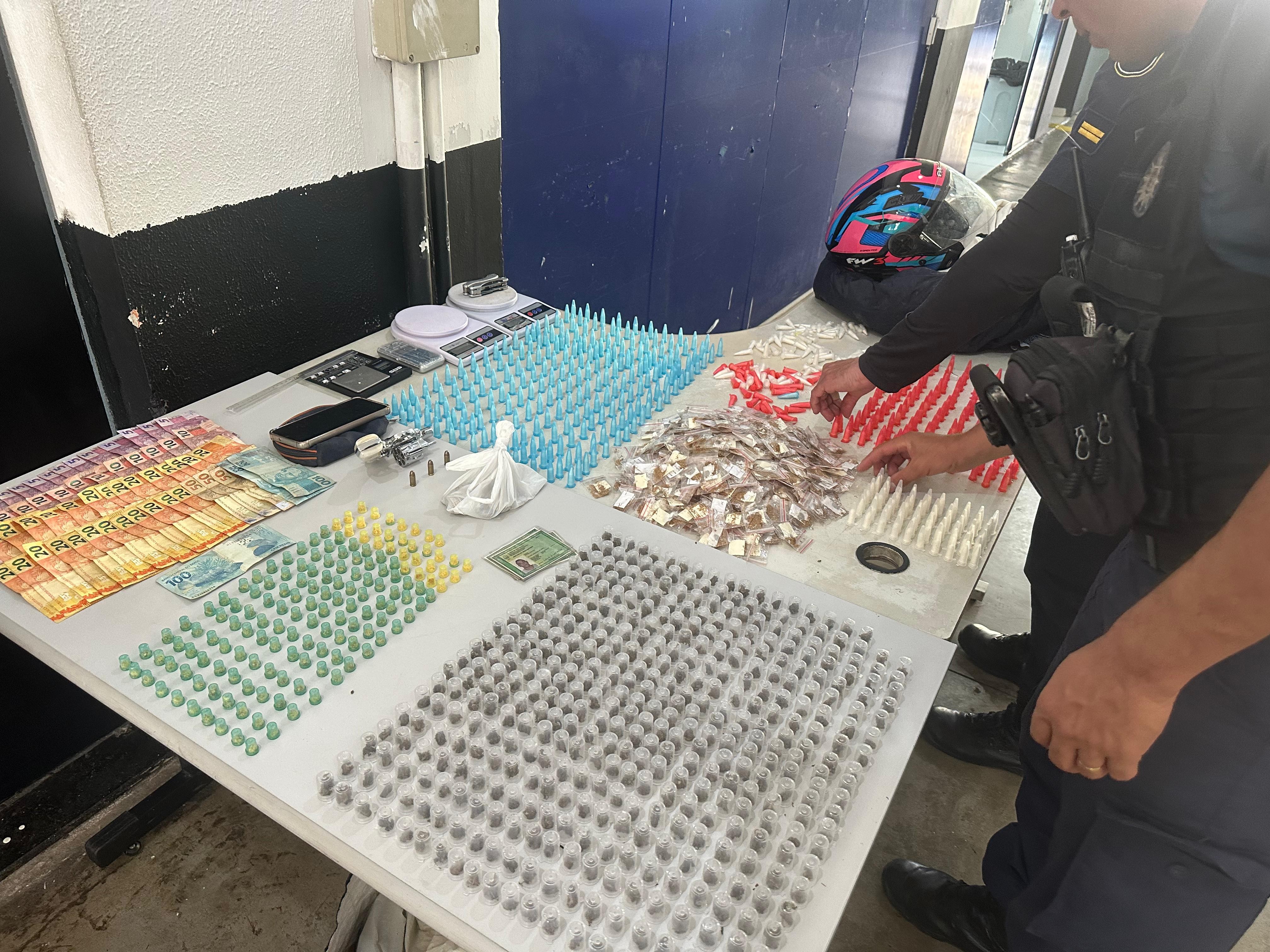 Mulher reconhece filho em vídeo de roubo e leva GM a quarto com drogas e arma no DIC I, em Campinas