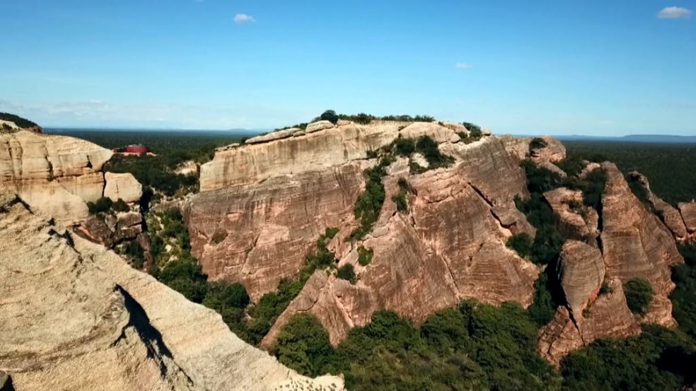 Paredões com cerca de 200 metros formam paisagem da Serra da Capivara — Foto: Terra da Gente