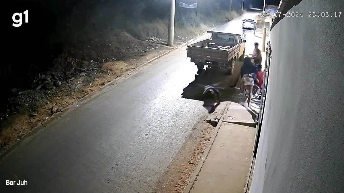 VÍDEO: Homem é atingido por tiros durante desentendimento na porta de bar, em Itamarandiba