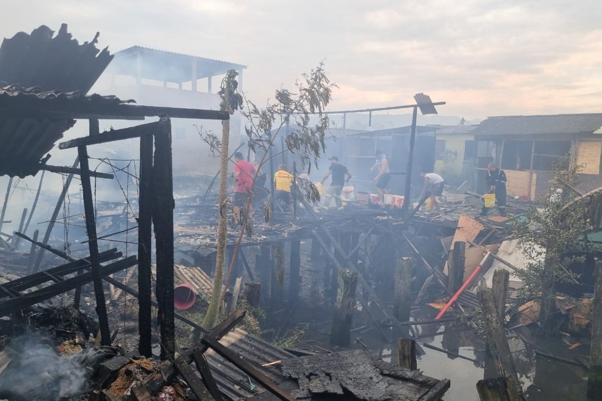Incêndio de grandes proporções atinge moradias em comunidade em SP 