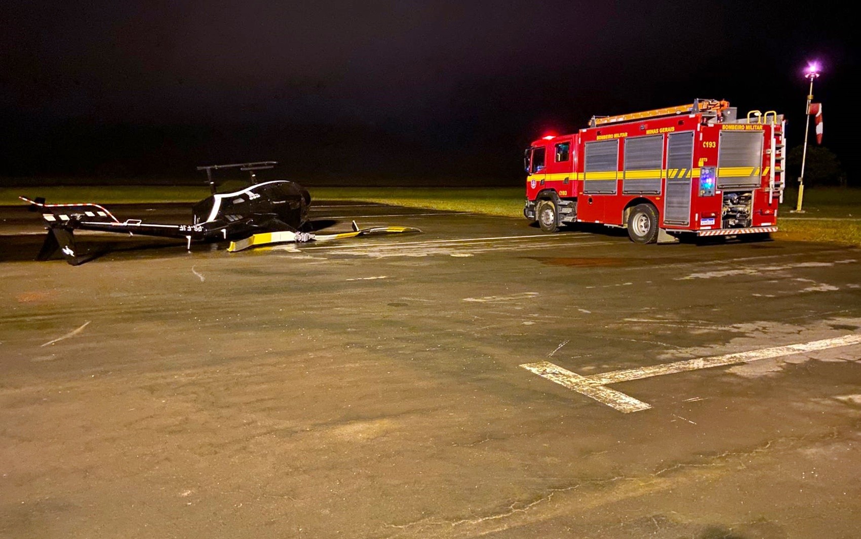 Helicóptero cai durante tentativa de decolagem no aeroporto de Caxambu, no Sul de Minas