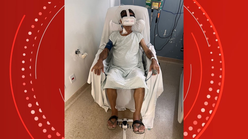 Caminhoneiro Edésio Lovatti, 59 anos, simulou pedalada com gameterapia sob orientação do fisioterapeuta Richardson Camilo no Hospital Santa Casa de Misericórdia de Vitória, Espírito Santo — Foto: Arquivo Pessoal