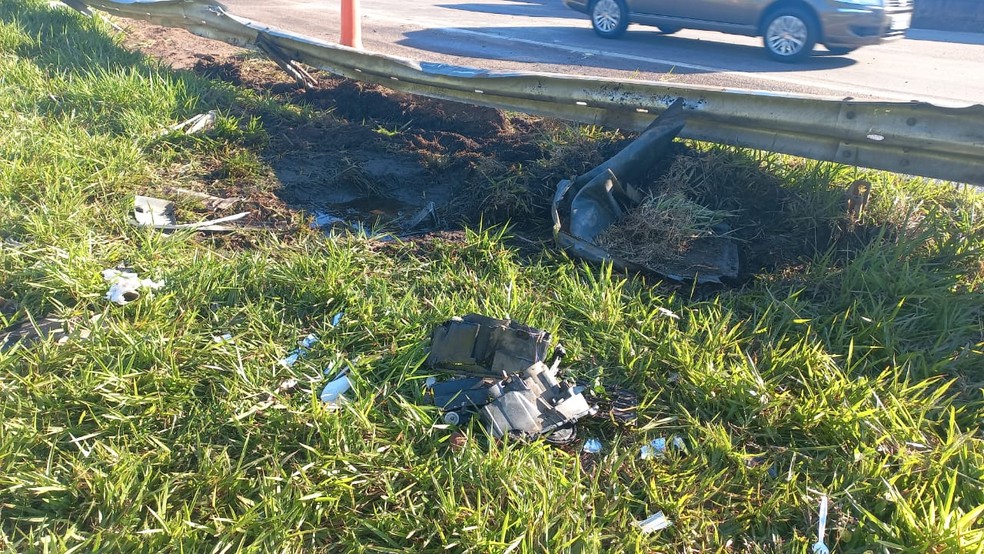 Destroços do acidente entre dois carros e um caminhão-tanque na SP-101 em Campinas — Foto: Evelyn Costa/EPTV