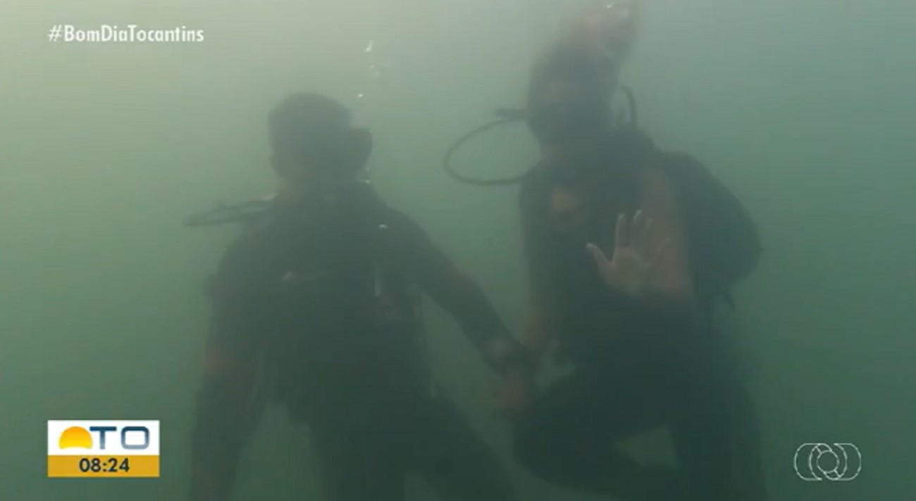 Repórter mergulha com bombeiros e acompanha treinamento em veículos submersos em lago no TO