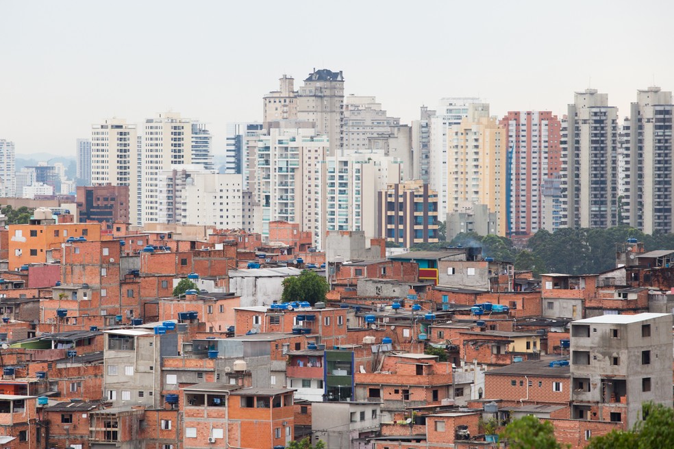 Comunidades da Vila Andrade contrastam com o luxo de mansões do Panamby, na Zona Sul de SP — Foto: Celso Tavares/G1