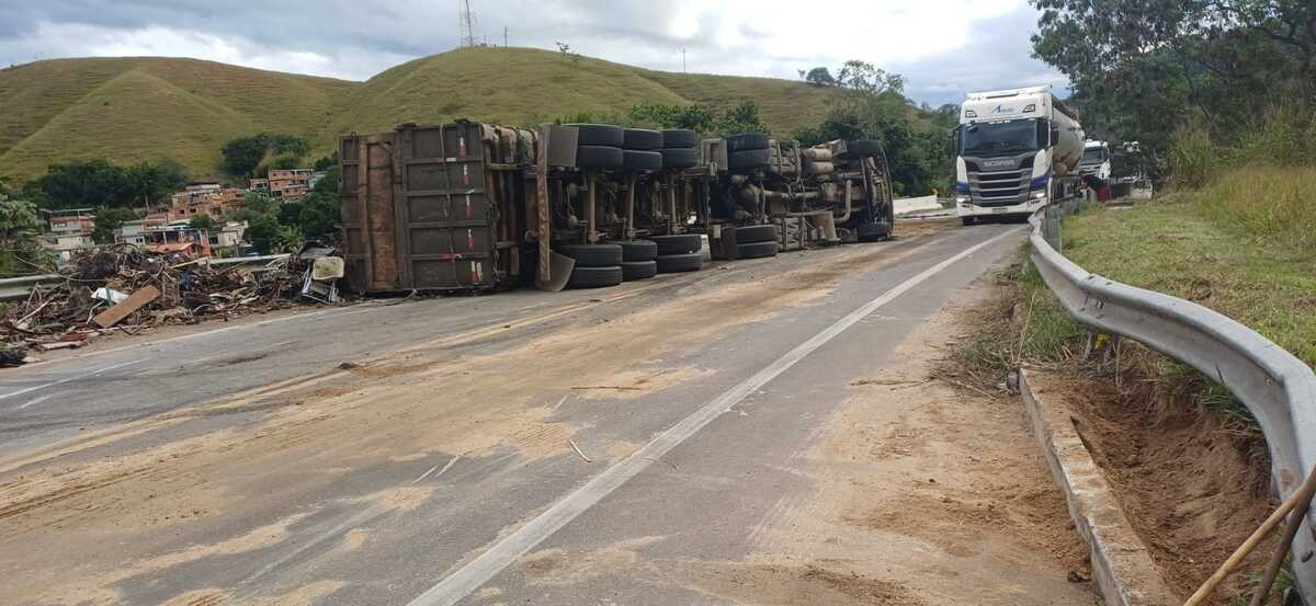 Carreta tomba e deixa homem ferido na BR-393, em Barra do Piraí 