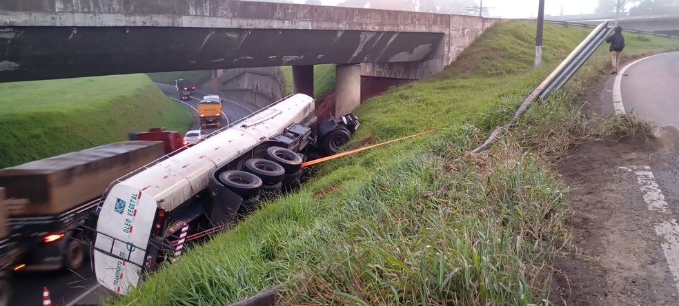Caminhão cai de viaduto, fica preso em barranco e passa noite amarrado com cinta para não tombar em rodovia — Foto: Elessandra Amaral/RPC