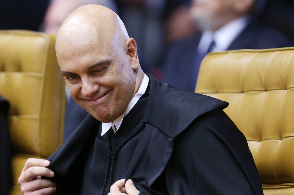 Alexandre de Moraes sorri ao tomar posse como ministro do Supremo Tribunal Federal — Foto: Adriano Machado/Reuters