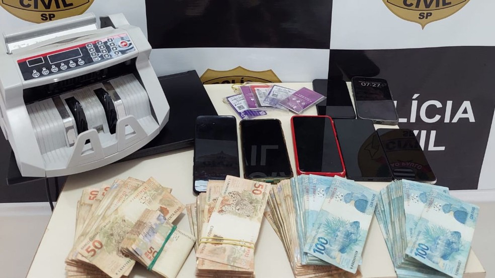 Operação que mira quadrilha responsável por aplicar golpes digitais em São Paulo apreendeu celulares e dinheiro em espécie na região de Ribeirão Preto — Foto: Polícia Civil