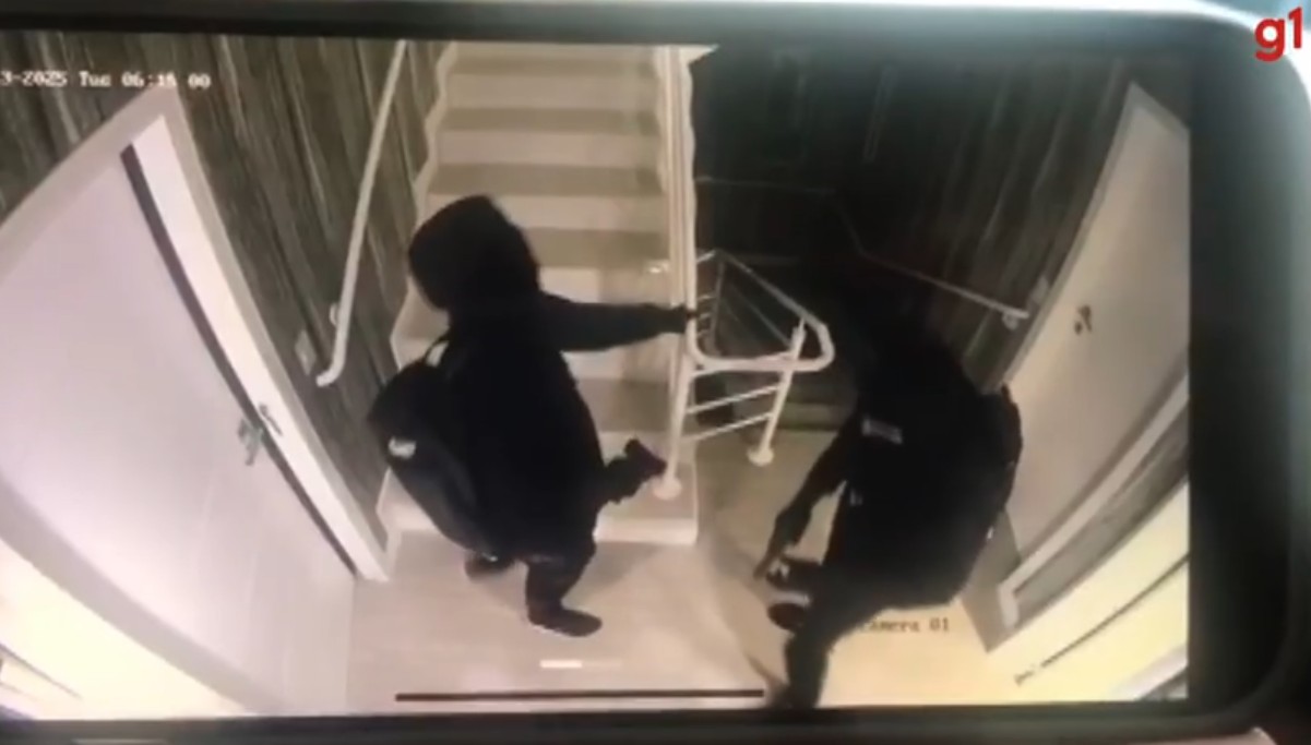 Vídeo mostra homens armados invadindo casa em condomínio de luxo de Curitiba