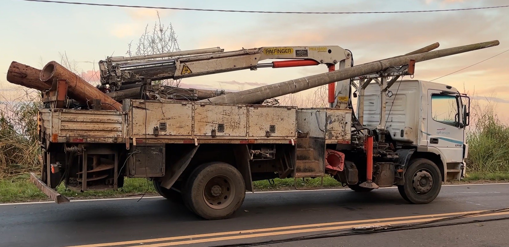 Motorista derruba três postes  de avenida em Piracicaba e trecho fica sem energia