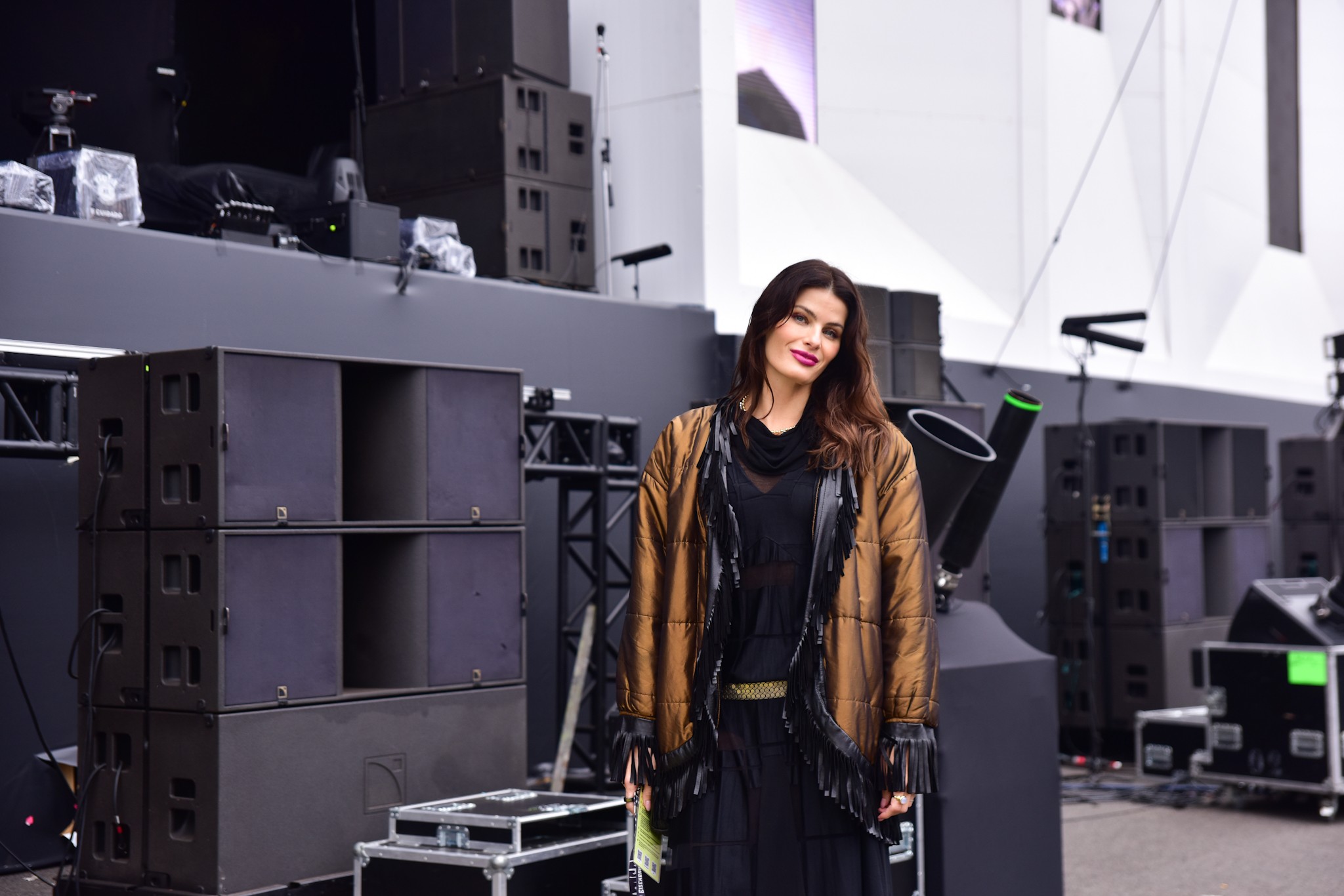 Isabeli Fontana assiste ao show de Di Ferrero no The Town