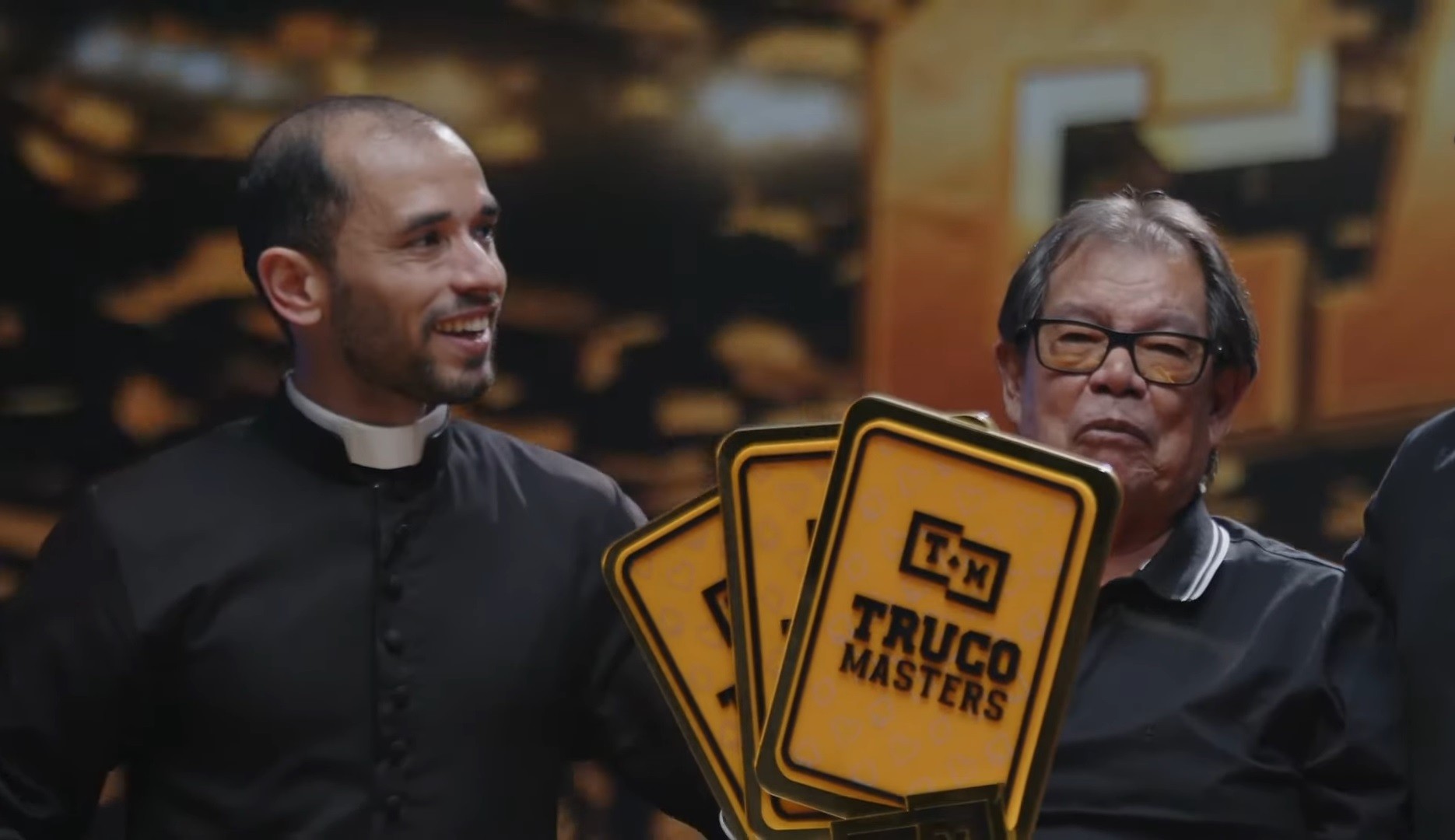 Em dupla com o avô, padre do interior de SP ganha torneio nacional de truco: 'Hobby de família'