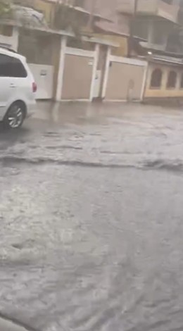 RJ tem forte chuva e alertas soam em comunidades