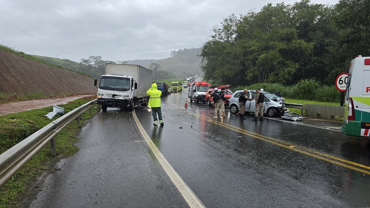 Carro bate de frente com caminhão durante chuva forte na BR-116