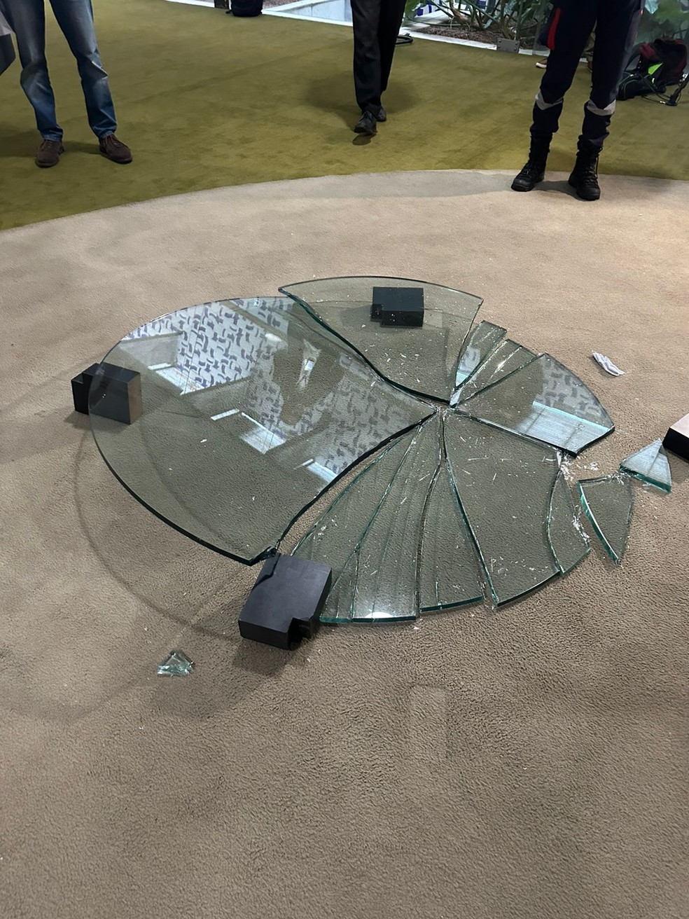 Mesa de vidro quebrada em tumulto na saída de Bolsonaro da Câmara em 21/07/2025 — Foto: Paloma Rodrigues/TV Globo