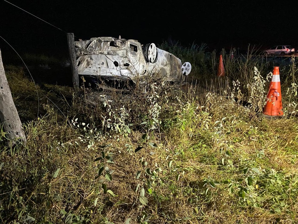 Carro capota, pega fogo e duas pessoas morrem carbonizadas na MGC-401, em Jaíba — Foto: Corpo de Bombeiros