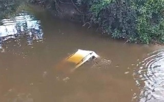 Vídeo mostra carro de médica sendo retirado do fundo do rio em RO: cinco da mesma família morreram