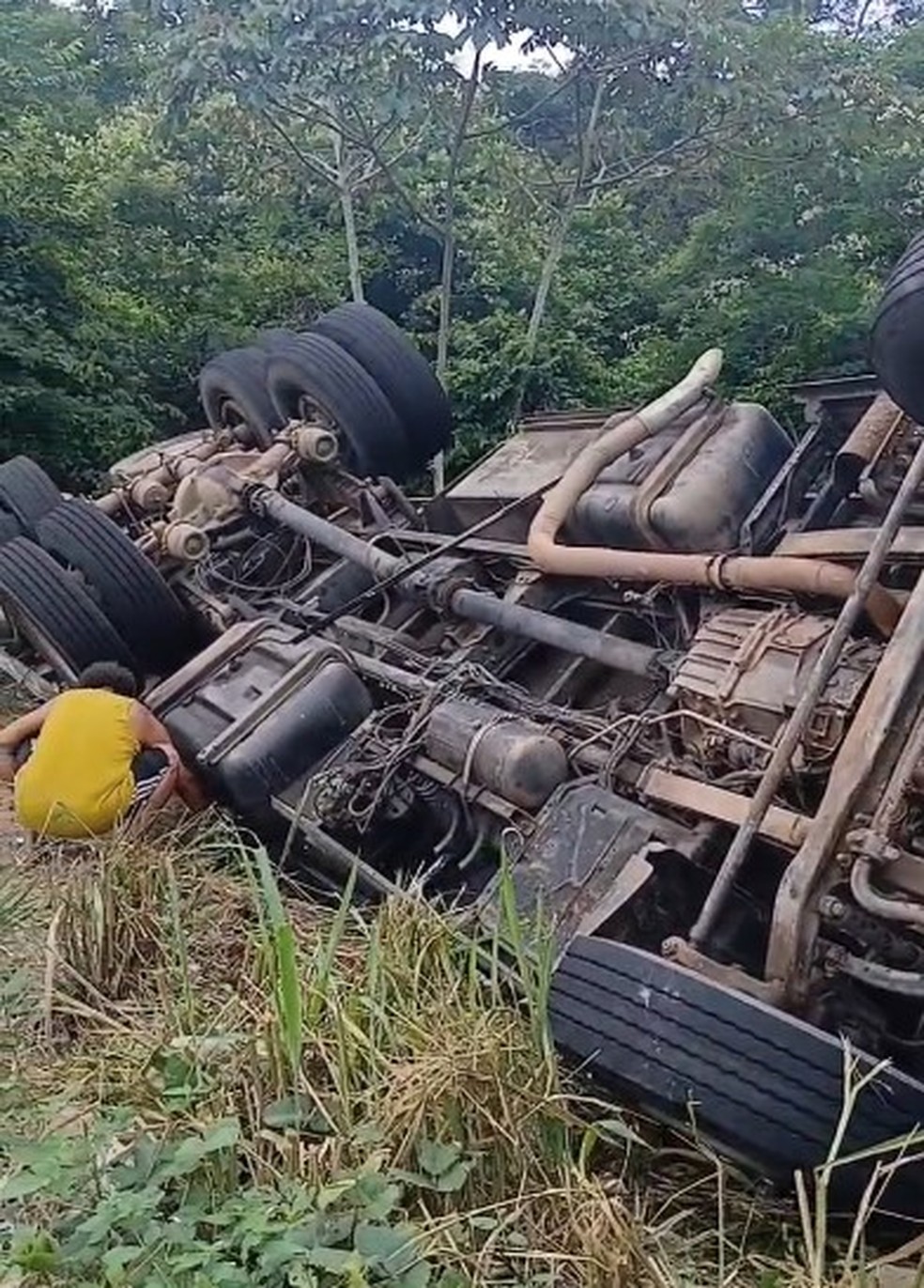 Caminhão tombou na Serra do Espinho — Foto: Reprodução/TV Cabo Branco