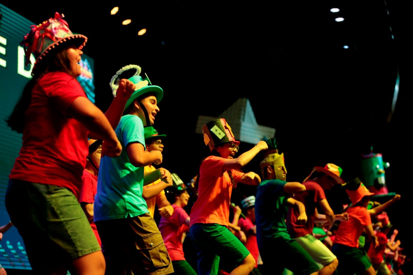 Evento 'Chapéu Maluco' leva música, danças e brincadeiras para adolescentes em Manaus
