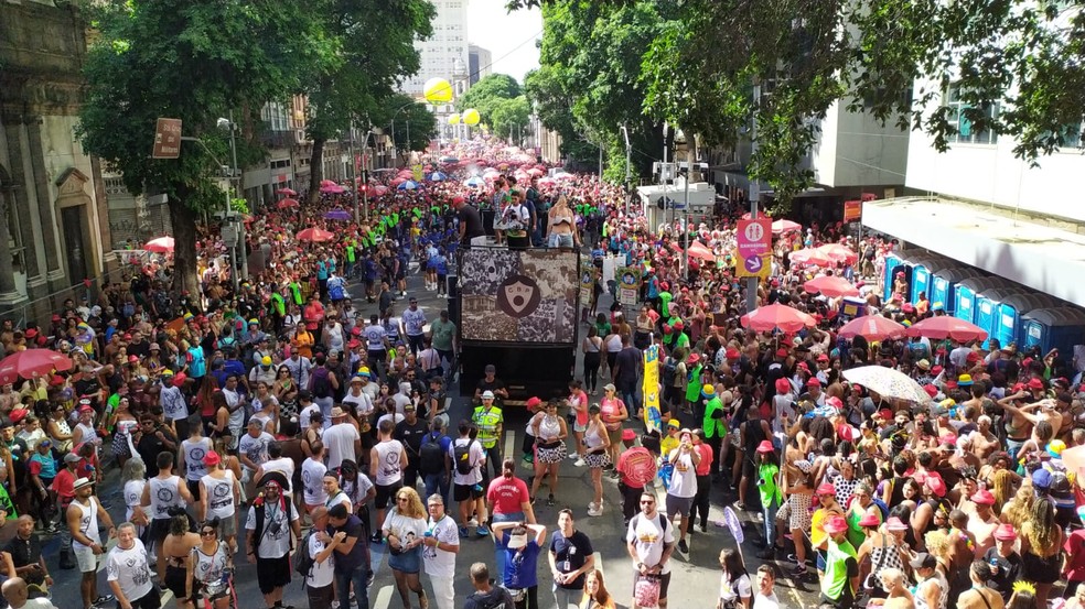Cordão da Bola Preta leva multidão para as ruas do Centro do Rio na manhã deste sábado de carnaval (14) — Foto: Patrícia Teixeira / g1