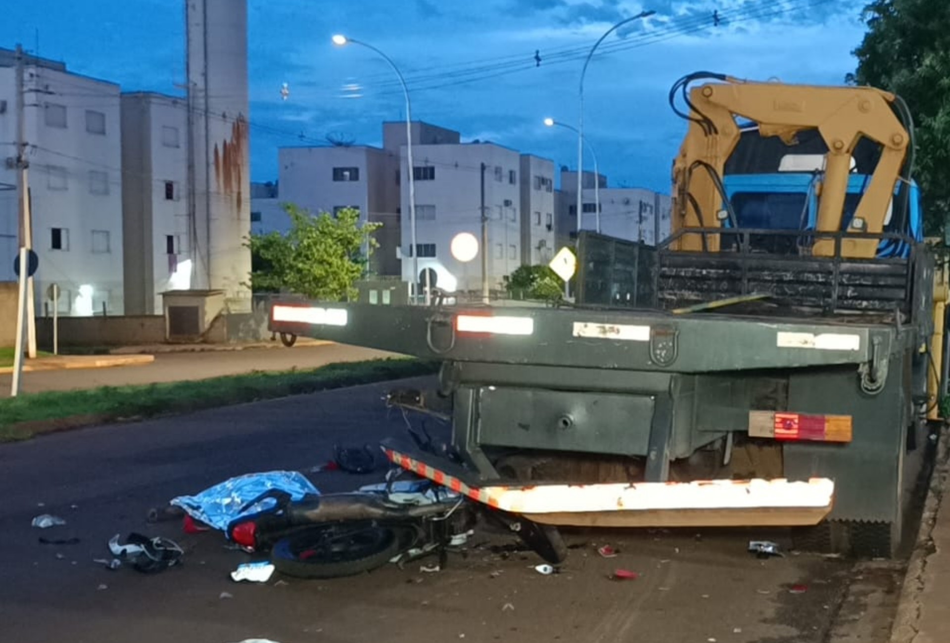 Jovem morre após bater em caminhão estacionado em Dourados