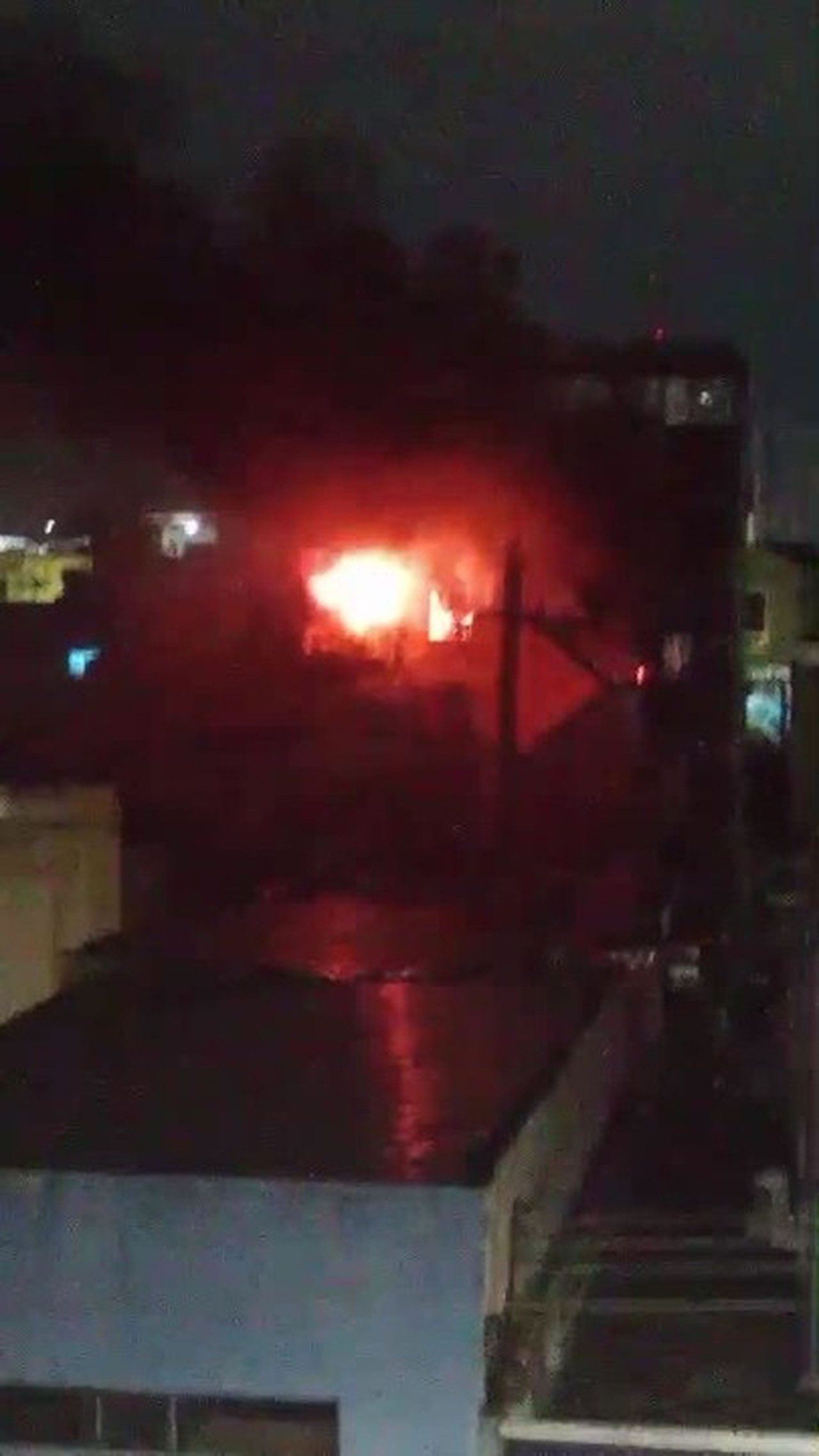 Apartamento é destruído por incêndio de grandes proporções no Centro de Manaus