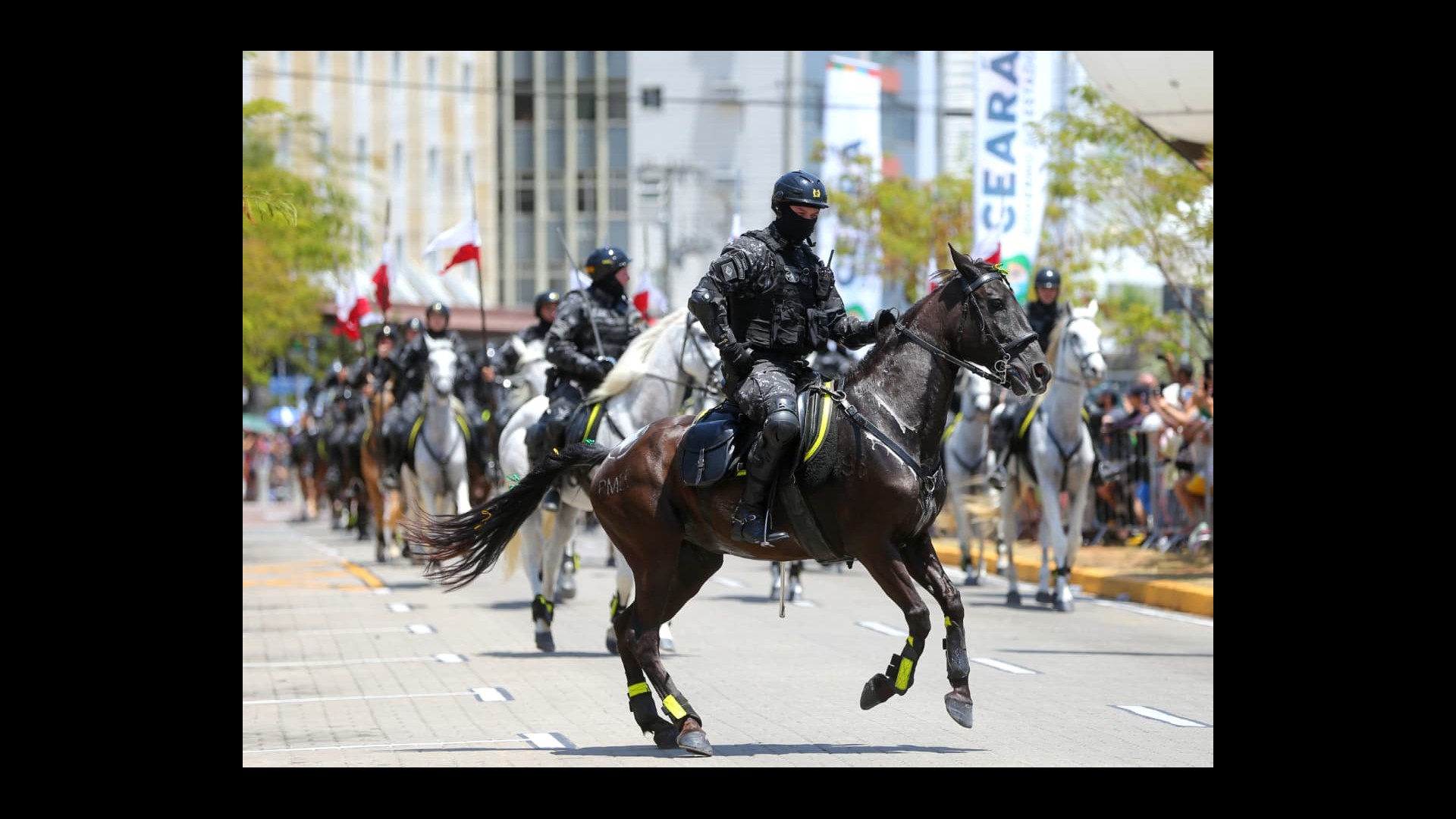 Desfile de 7 de setembro reúne membros das Forças Armadas, agentes das Forças de Segurança Pública, estudantes e população na avenida Beira-mar, em Fortaleza (CE) — Foto: Fabiane de Paula/SVM