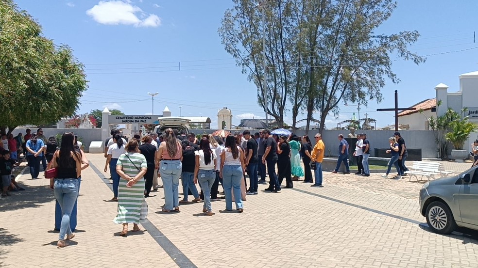 Corpo da cozinheira paraibana Suênia Maria Tomé Bezerra foi sepultado no município de Monteiro — Foto: Edvaldo José/TV Paraíba