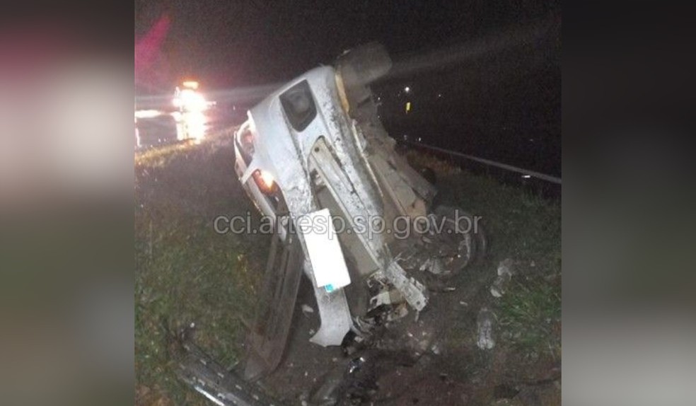 Motorista perde o controle da direção e tomba carro na SP-127 em Itapetininga (SP) — Foto: Reprodução/Artesp