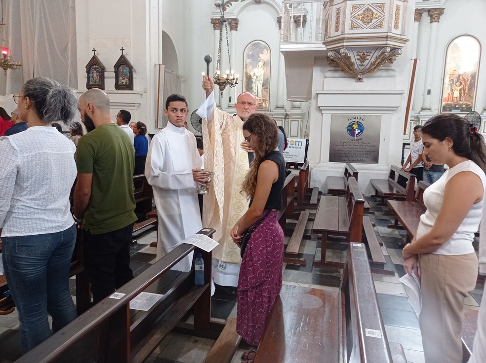 Dom Antônio Muniz celebra a missa de Pascoa na Cetedral de Maceió — Foto: Anna Cláudia Almeida/TV Gazeta