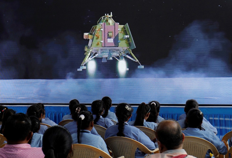 Espectadores assistem a uma transmissão ao vivo do pouso da sonda Chandrayaan-3 na Lua, dentro de um auditório da Gujarat Science City, em Ahmedabad, na Índia. — Foto: REUTERS/Amit Dave