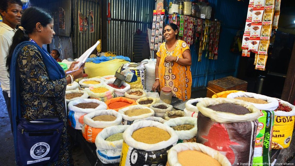 Enquanto a Índia realiza seu censo, cientistas alertam que clima pode travar colheitas para população crescente em algumas áreas do país — Foto: Diptendu Dutta/NurPhoto/picture alliance via DW