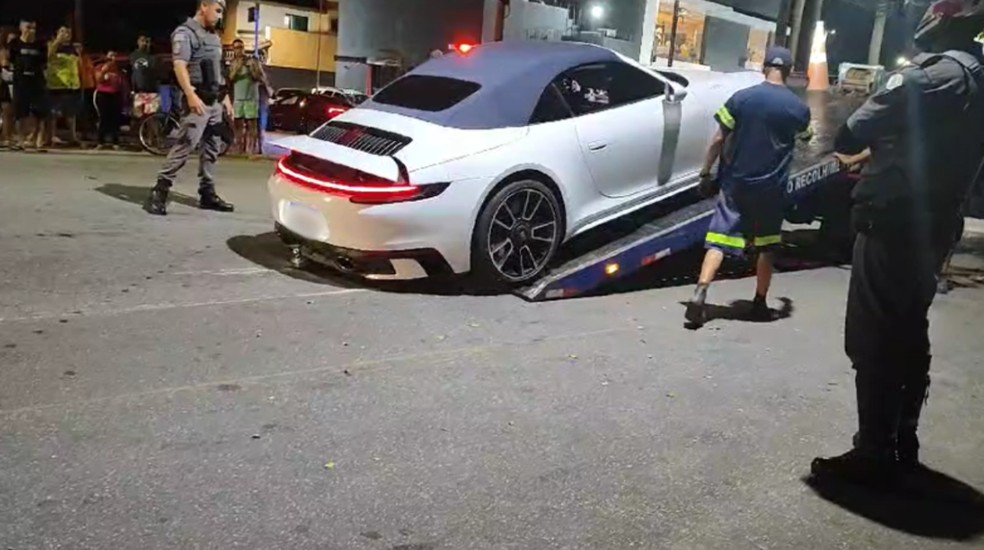 Porsche e Camaro foram apreendidos por arrancada brusca em Peruíbe (SP). — Foto: Reprodução