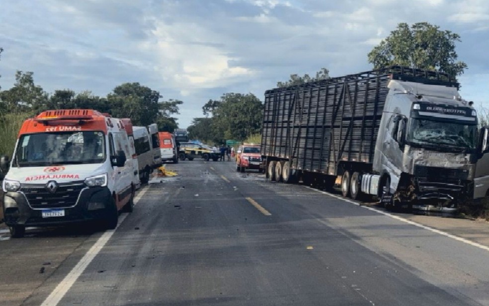 Acidente envolvendo veículos na BR-020, em Formosa, Goiás — Foto: Reprodução/TV Anhanguera