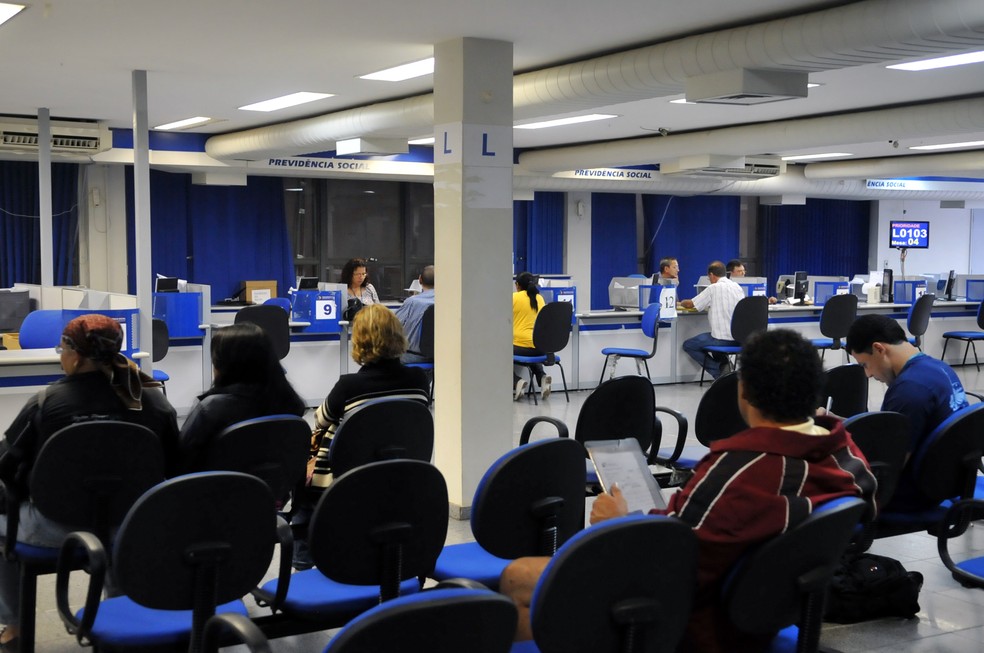 Beneficiários aguardam atendimento em agência do Instituto Nacional do Seguro Social (INSS) — Foto: Antônio Cruz/Agência Brasil