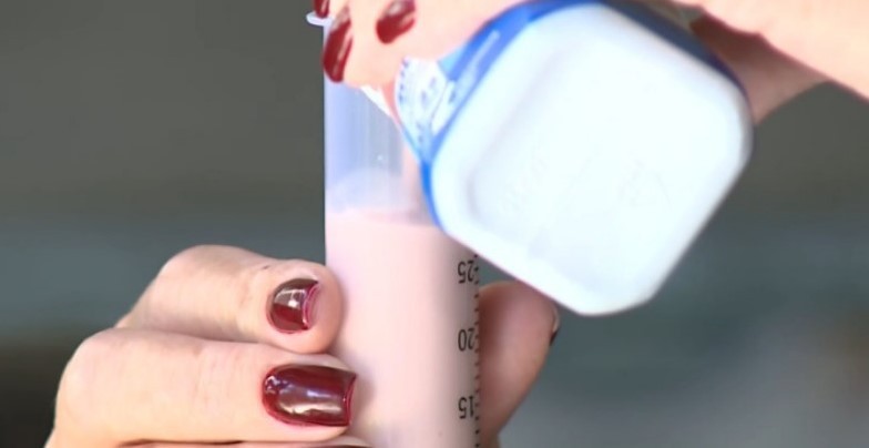 Família de Santa Bárbara aciona Justiça após prefeitura suspender entrega de leite especial que é única fonte de alimento de criança