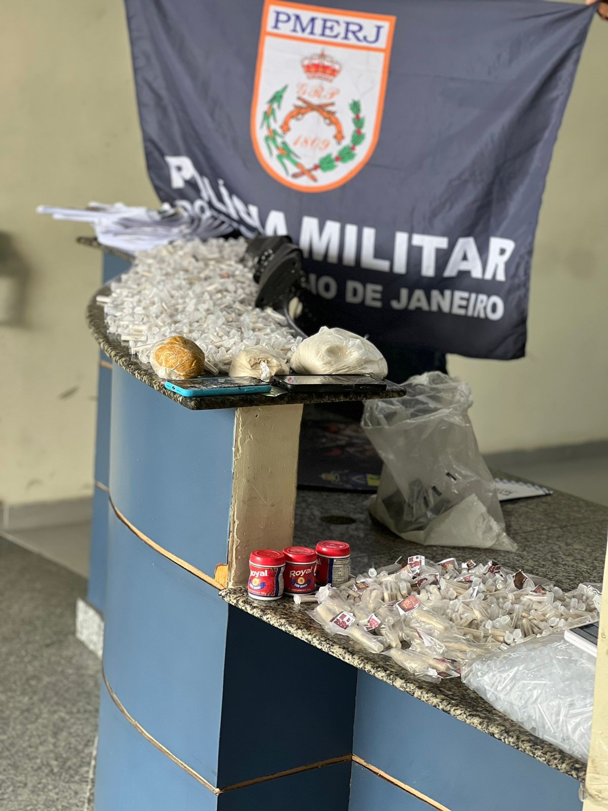 Jovem é preso por suspeita de tráfico de drogas em Angra dos Reis