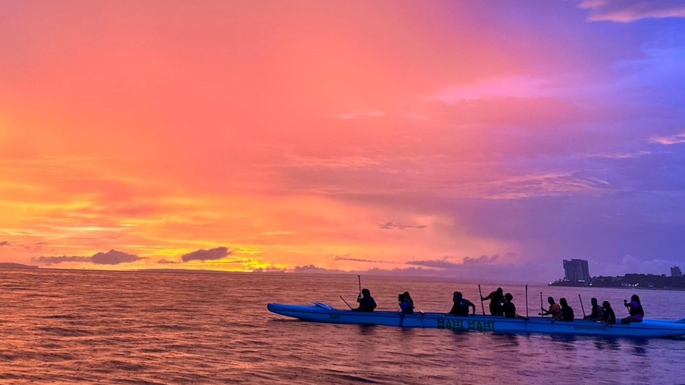 Pôr do sol em tons vibrantes visto do rio em Manaus Foto — Foto: Reprodução/X