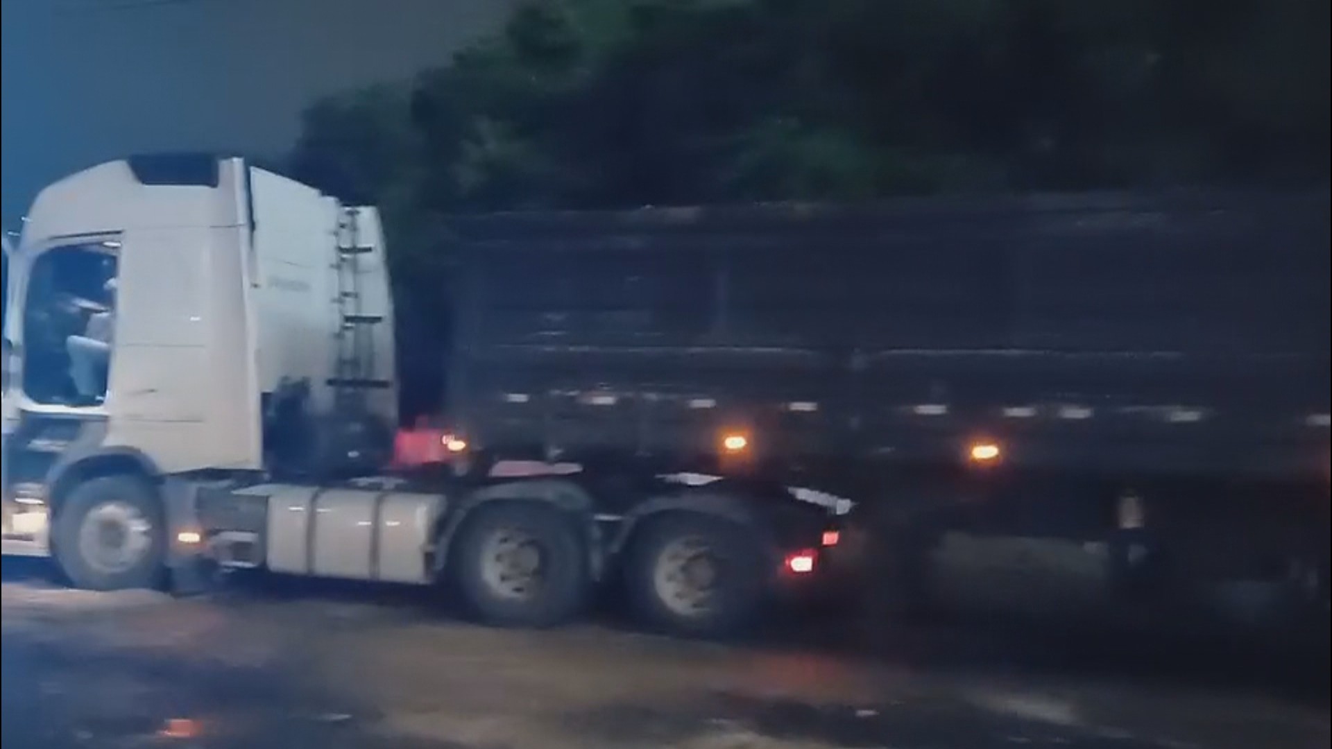 Caminhão é flagrado com mais de 40 toneladas acima do permitido na BR-290, no RS