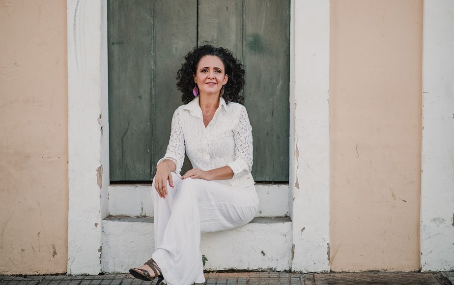 Flavia Wenceslau percorre 'léguas do coração' na rota luminosa do álbum 'A tempo'